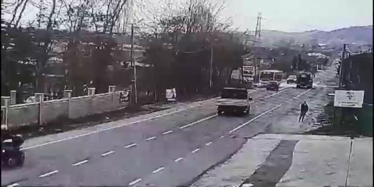 Çatalca’da Karşı Şeride Geçip Otobüse Çarptı: Kaza Anı Kamerada