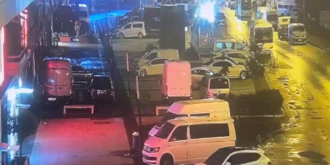 İstanbul- Bağcılar'da Araç Kiralayıp Otomobilin Konsolunu Çalanlar Kamerada