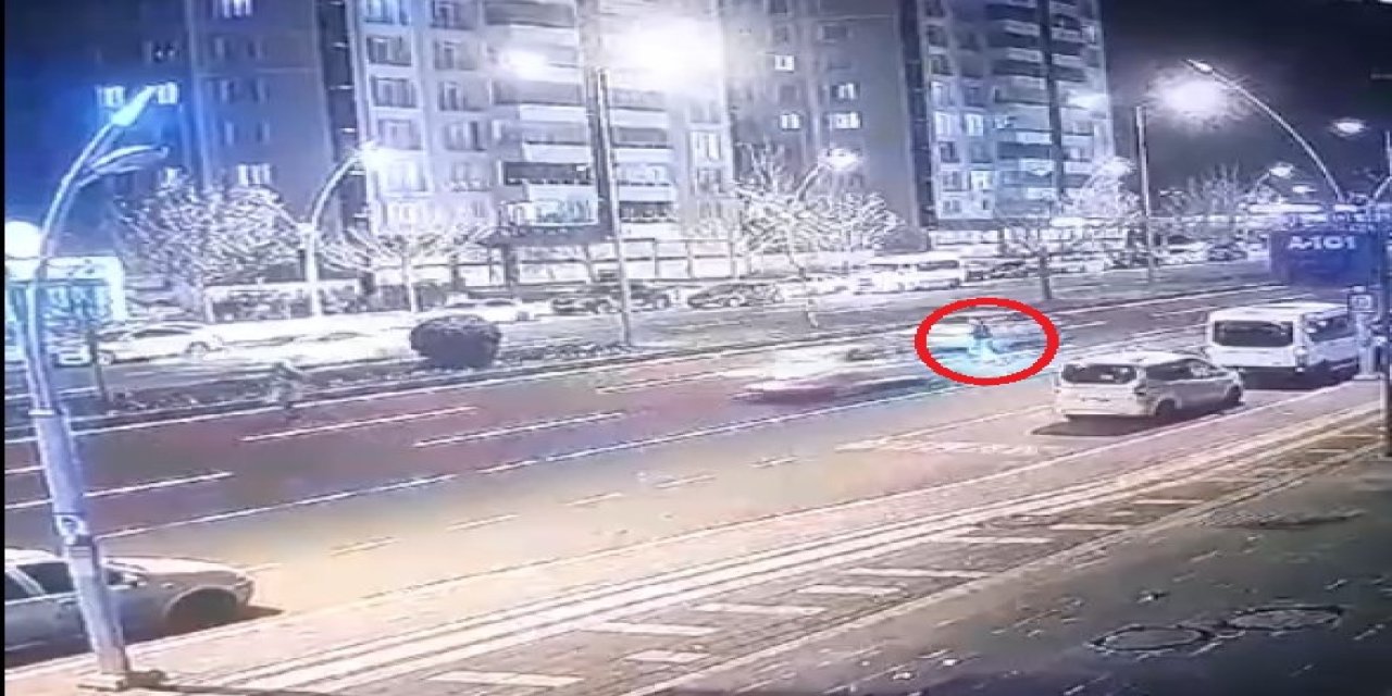 Otomobillerin Altında Kalmaktan Son Anda Kurtuldu