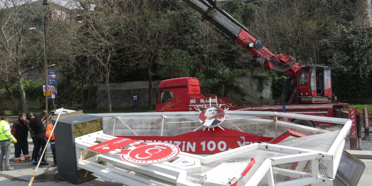 İstanbul - Üsküdar'da Vinç Demir Platformu Devirdi, Sahil Yolu Trafiğe Kapandı