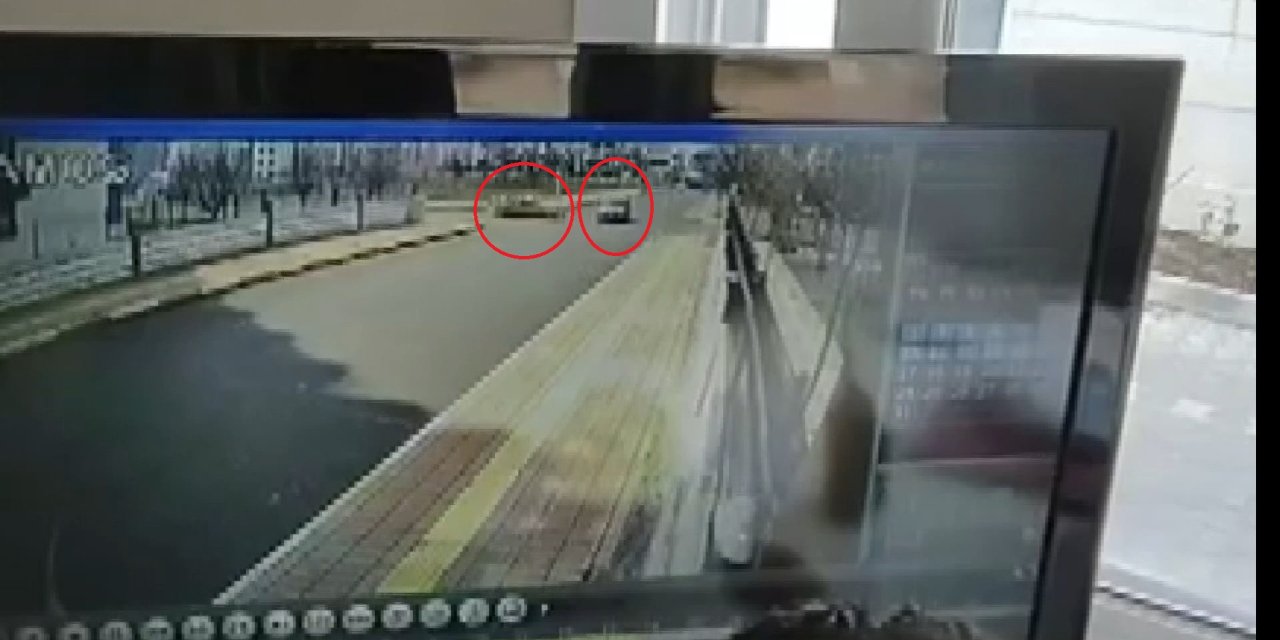 Taksi İle Hafif Ticari Aracın Çarpıştığı Kaza, Kamerada: 3 Yaralı