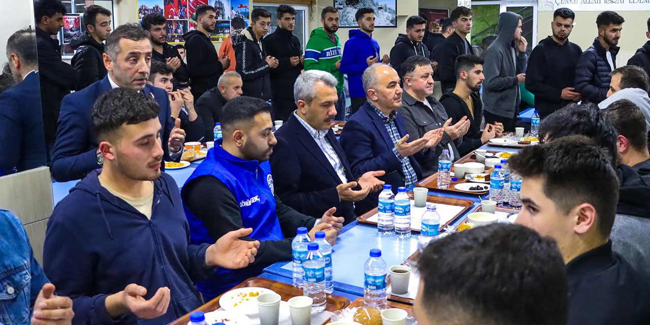 Rize Valisi Baydaş öğrencilerle sahur yaptı