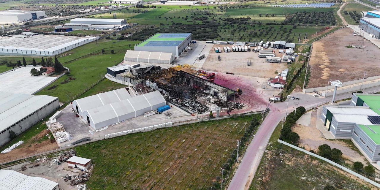 İzmir'de Soğuk Hava Deposundaki Yangının Hasarı Havadan Görüntülendi