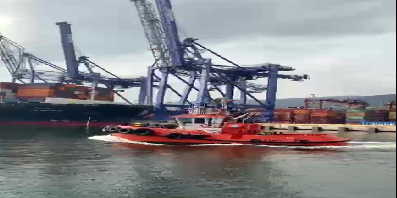 Konteyner Yüklü Geminin Çarptığı Limandaki Vinçler Devrildi