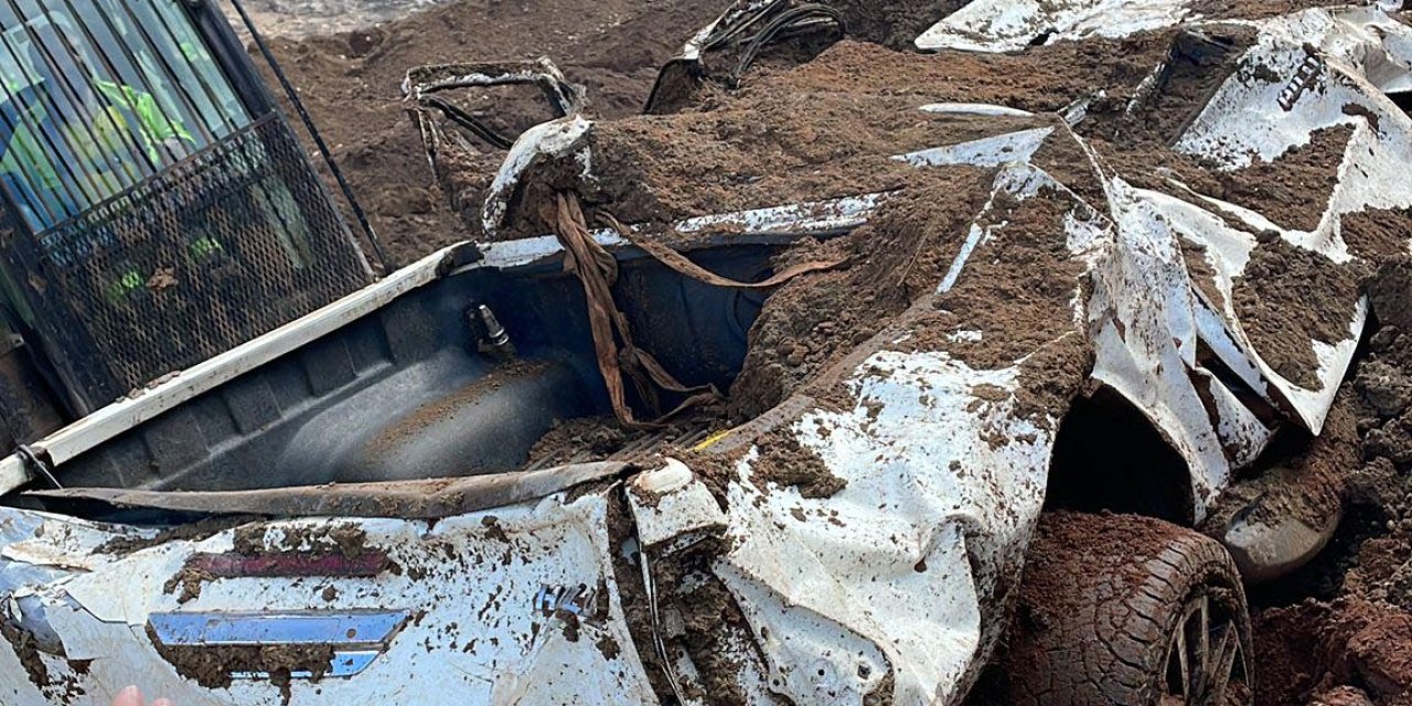 Erzincan'da, 9 Kişinin Toprak Altında Kaldığı Liç Alanında Kamyonet Bulundu