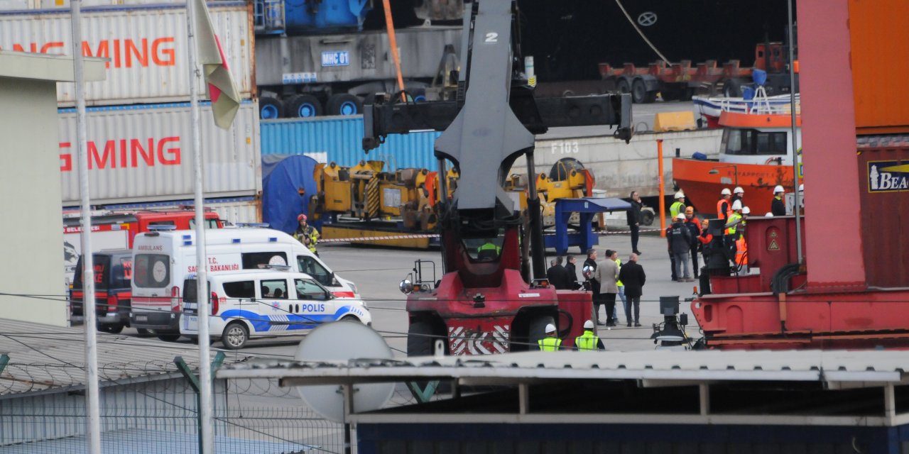 Konteyner Yüklü Geminin Çarptığı Limandaki Vinçler Devrildi (2)- Yeniden