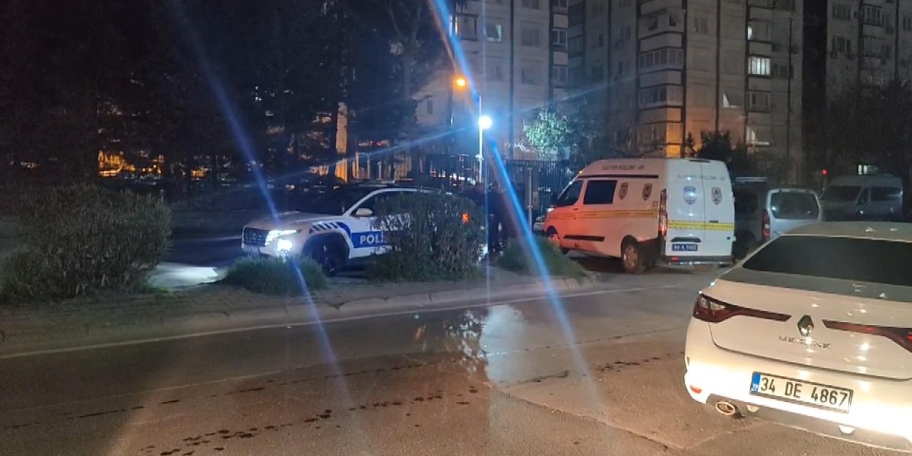 İstanbul-bahçelievler'de Polisin 'Dur' İhtarına Uymayan Otomobilden Uzun Namlulu Silahlar Çıktı