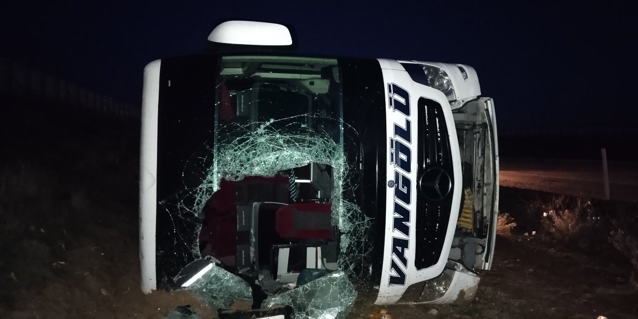 Kırşehir'de Yolcu Otobüsü Devrildi: 15 Yaralı