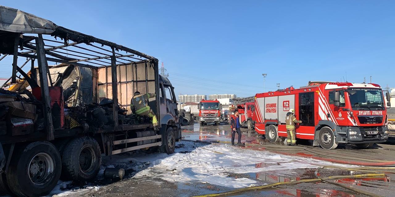 Tır Garajında Yangın: 3 Tır 1 Kamyon Kullanılmaz Hale Geldi