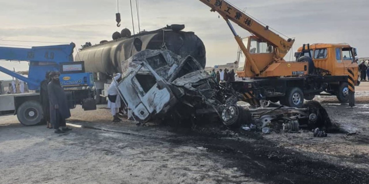 Afganistan’da Otobüs Yakıt Tankerine Çarptı: 21 Ölü, 38 Yaralı