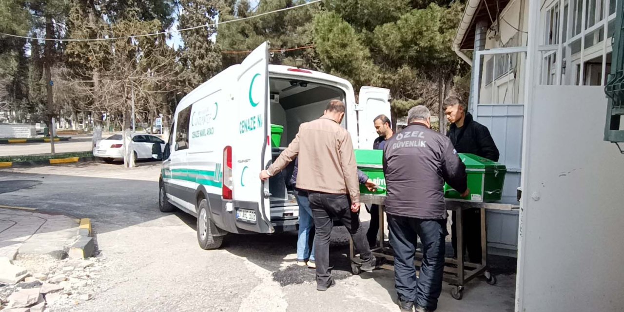 2 Kardeş, Arazi Tartışmasında Babasını Öldürüp Annesi Ve Kardeşini Yaraladı