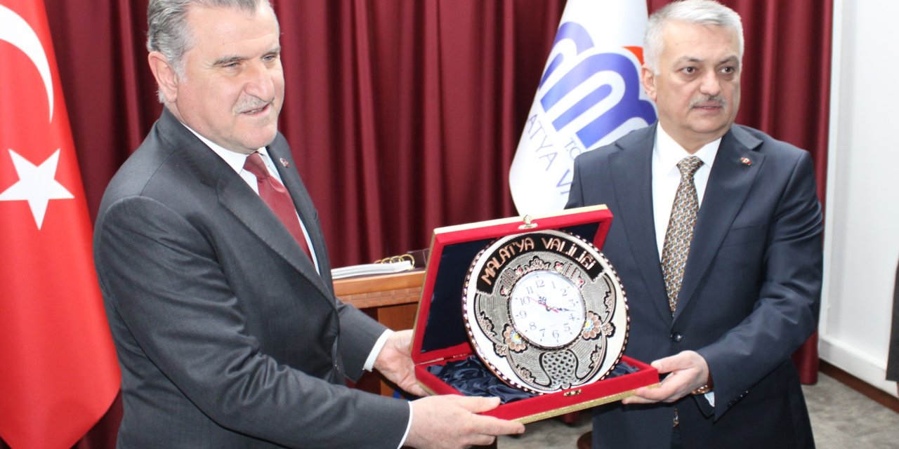 Bakan Bak: Mahallelerde Yeniden Halı Sahalar Yapmaya Başlayacağız