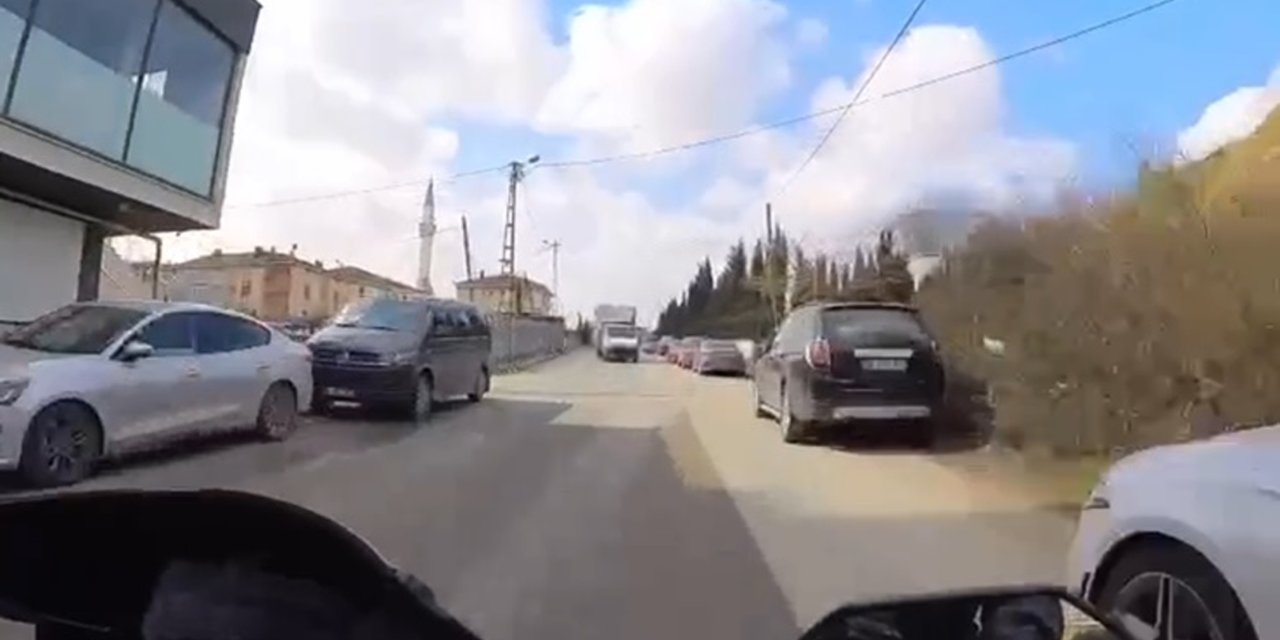 İstanbul - Sancaktepe'de Park Halindeki Kamyonet Yokuştan Kaydı, Motosikletli Ölümden Döndü