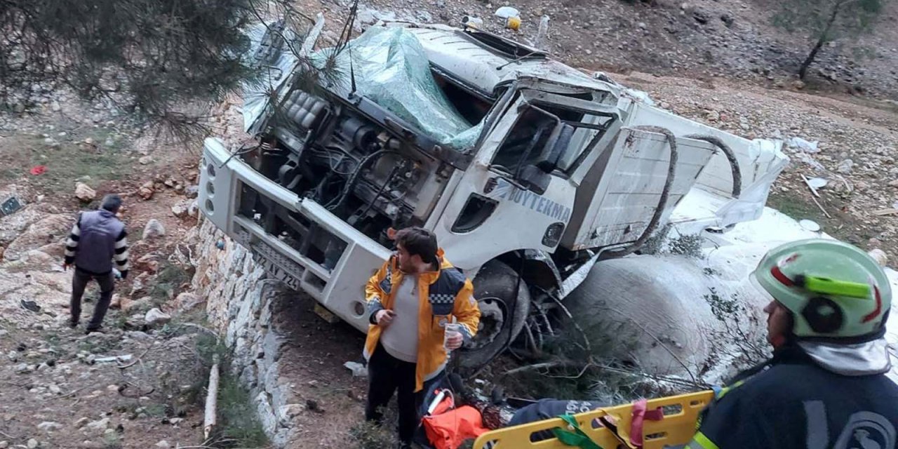 Denizli'de Boya Yüklü Kamyon Şarampole Devrildi: 1 Ölü, 1 Yaralı