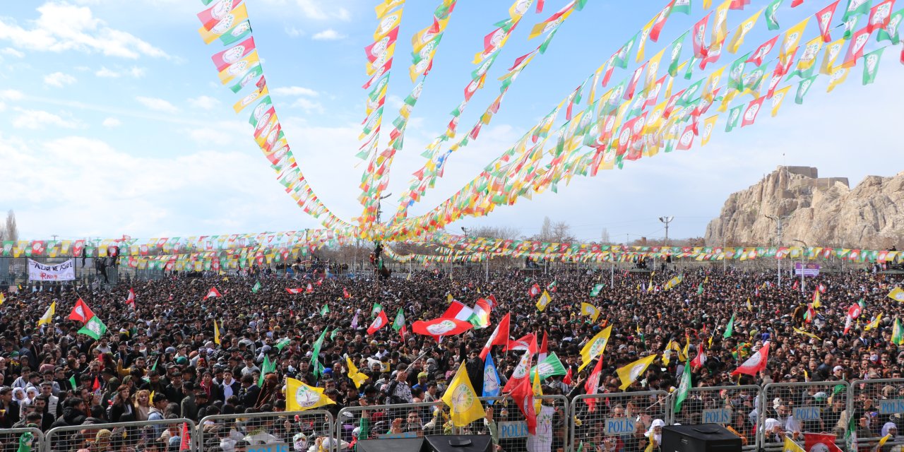 Dem Parti İle Dbp, Van Ve Hakkari'de Nevruzu Kutladı