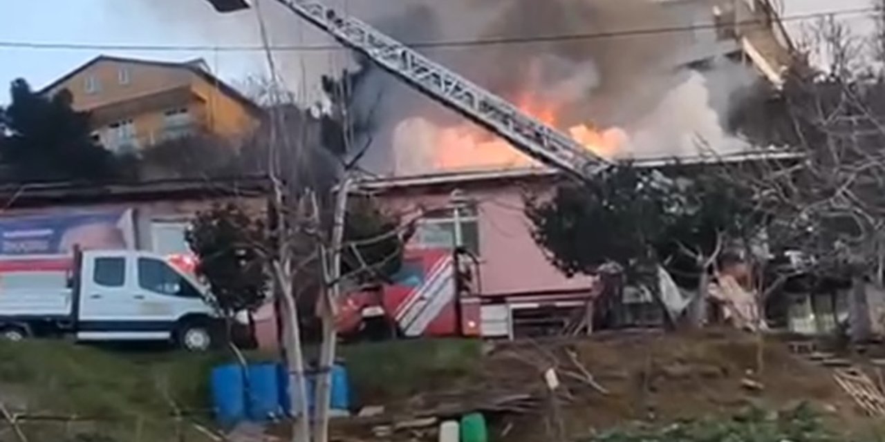 İstanbul-beykoz'da Gecekondunun Çatısı Alev Alev Yandı