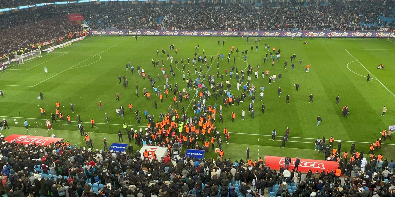 Trabzonspor-Fenerbahçe maçının ardından saha içinde arbede yaşandı