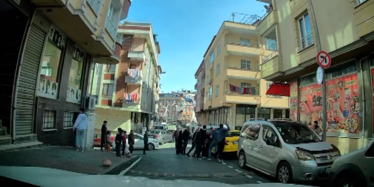İstanbul-gaziosmanpaşa’da Yol Verme Tartışmasında Taksinin Camına Yumruk Atarak Kırdı