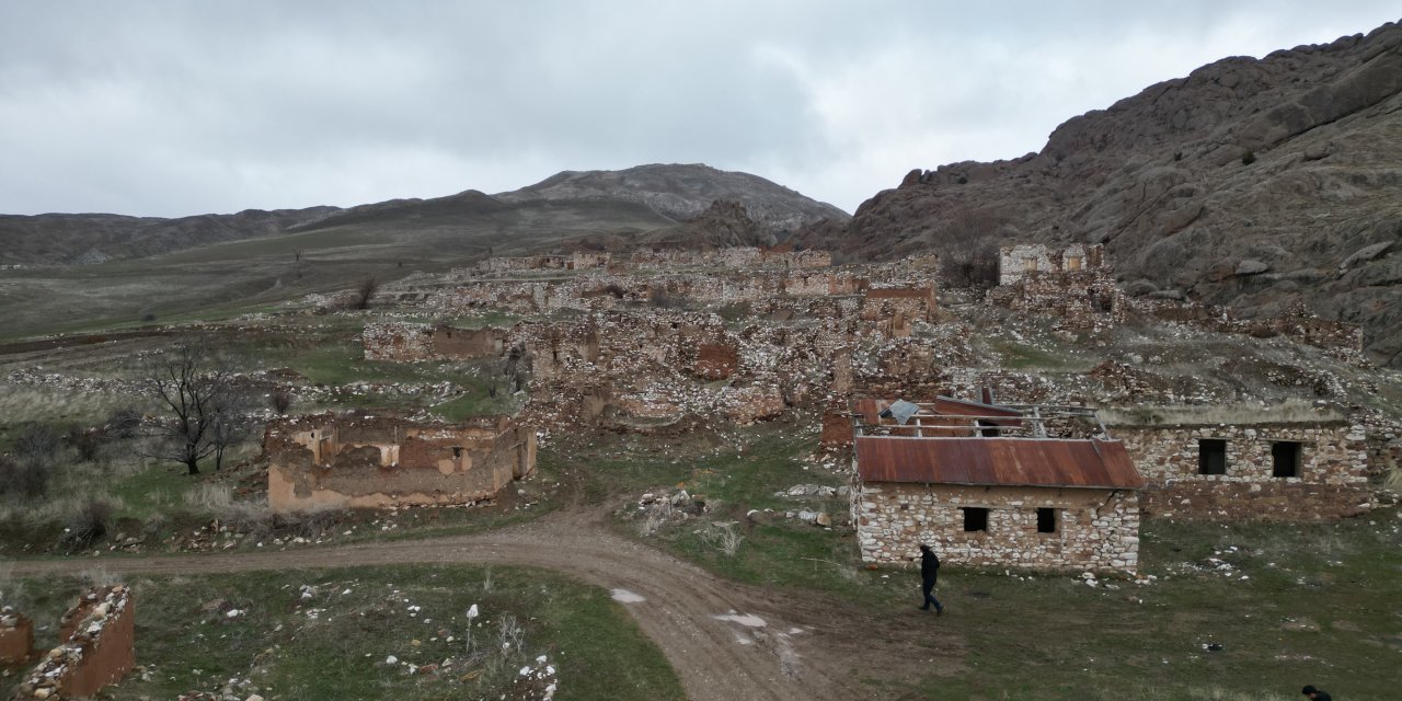 Defineciler, 44 Yıl Önce Terk Edilen Tarihi Köyün Yerleşkesini Kazıyor