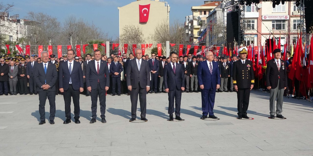 Çanakkale Deniz Zaferi'nin 109'uncu Yıl Dönümü Kutlanıyor; Altın Madalyalı Bayrak Göndere Çekildi