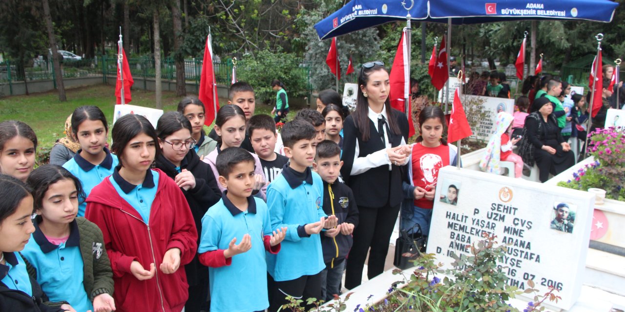 Okullarına İsmi Verilen Şehitlerin Mezarlarında Dua Ettiler