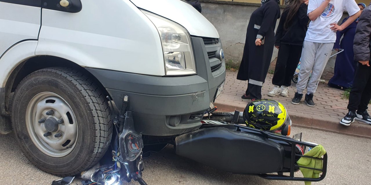 Motosiklet, Kamyonetin Altına Girdi; Ehliyetsiz Sürücü İle Arkadaşı Yaralandı