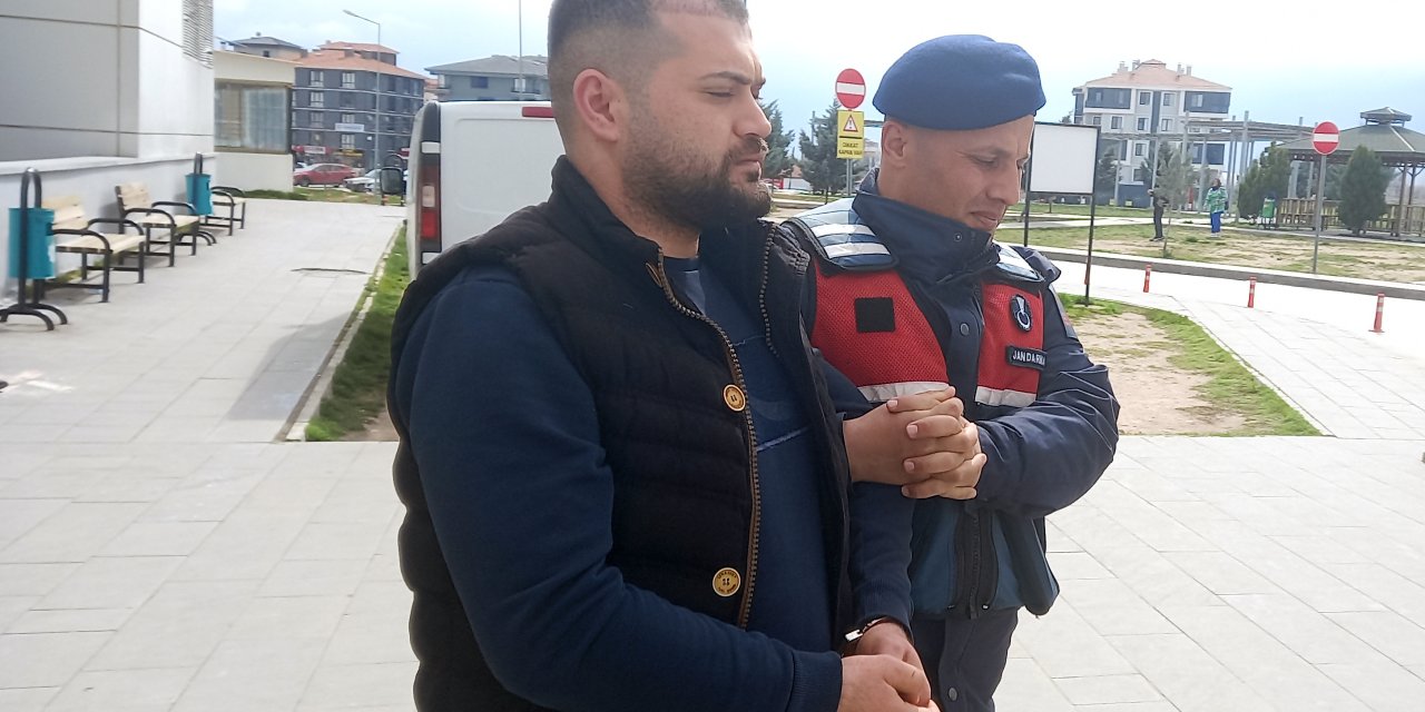 Babasının Tartıştığı 2 Kişiyi Bıçakladı, Arbedede Kardeşini De Yaraladı