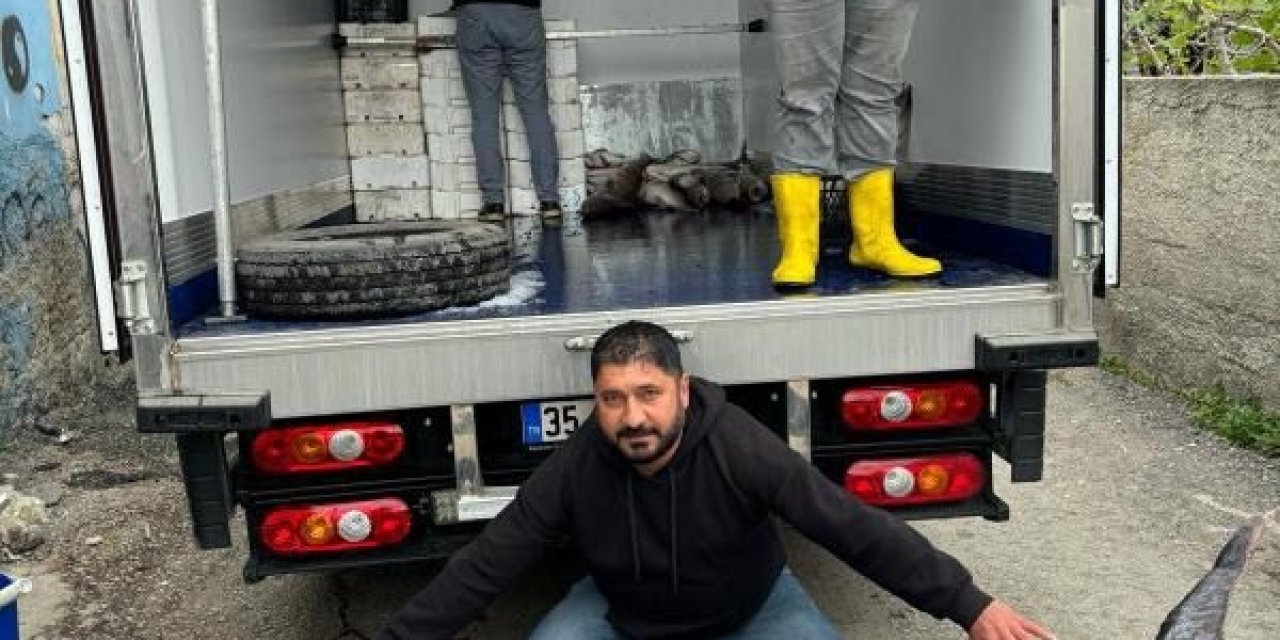 Avladığı 3 Metre Boyundaki 150 Kiloluk Kılıç Balığını 30 Bin Tl'ye Sattı