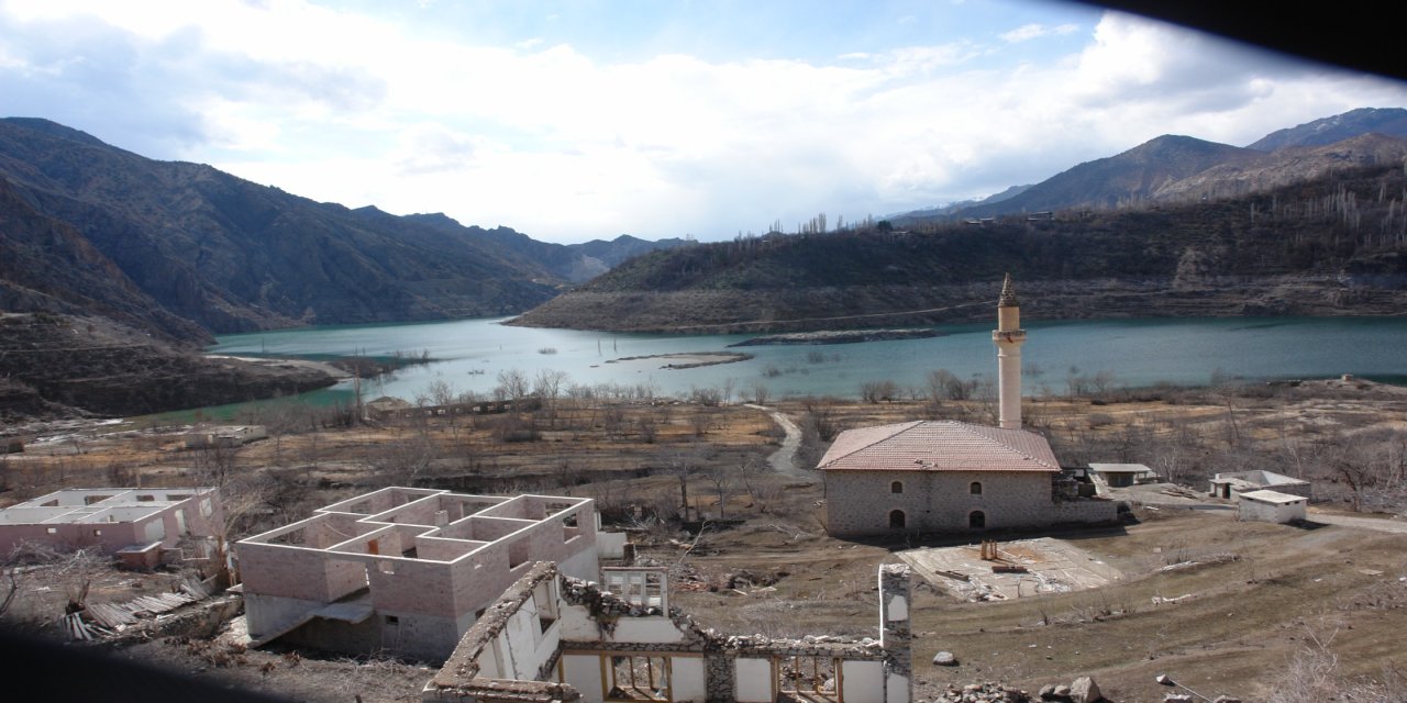 Baraj Suyu Çekilince Ortaya Çıkan Köylerini İzlediler
