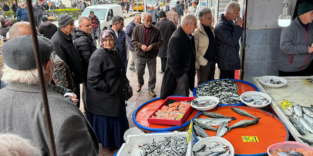 Rize'de kilosu 25 TL’den satılan istavriti almak için tezgah önünde kuyruğa girdiler
