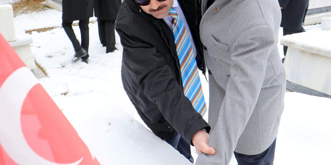 Görme Engelli Gaziden Şehitlere Duygulandıran Ziyaret