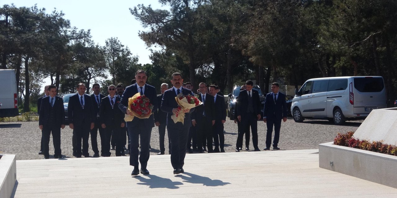 Çanakkale Deniz Zaferi'nin 109'uncu Yıl Dönümü Kutlanıyor; Altın Madalyalı Bayrak Göndere Çekildi (2)