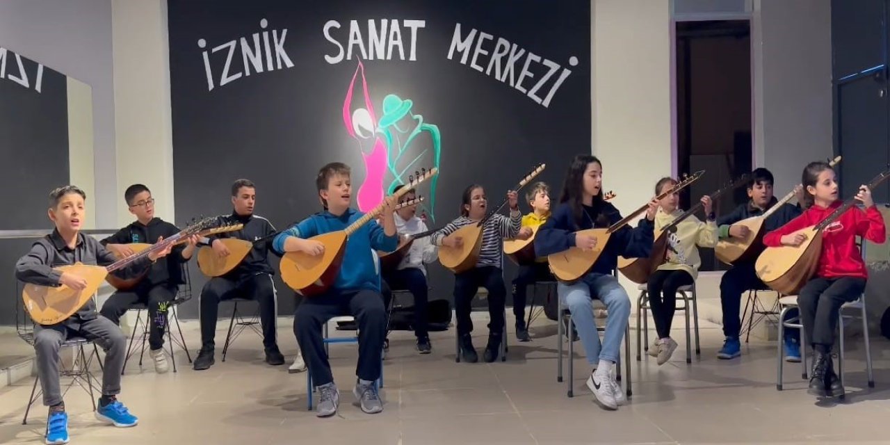 Öğrenciler, Bağlama Çalıp 'çanakkale Türküsü'nü Söyledi