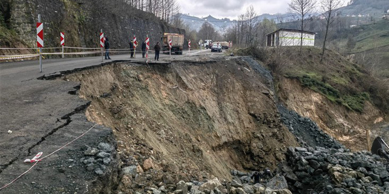Trabzon'da Hayrat-Of kara yolunda heyelan meydana geldi