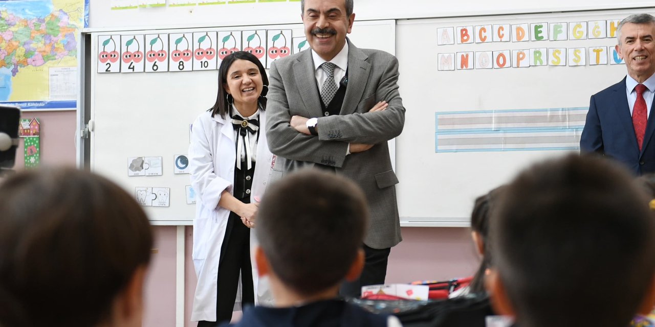 Bakan Tekin, Ankara'da Ergenekon İlkokulu'nu Ziyaret Etti