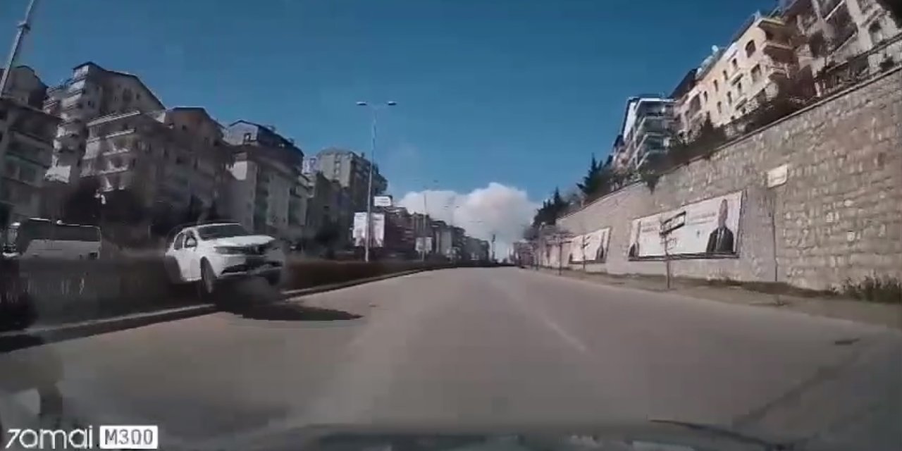 Otomobilin Refüjü Aşıp 3 Otomobille Çarpışması Kamerada