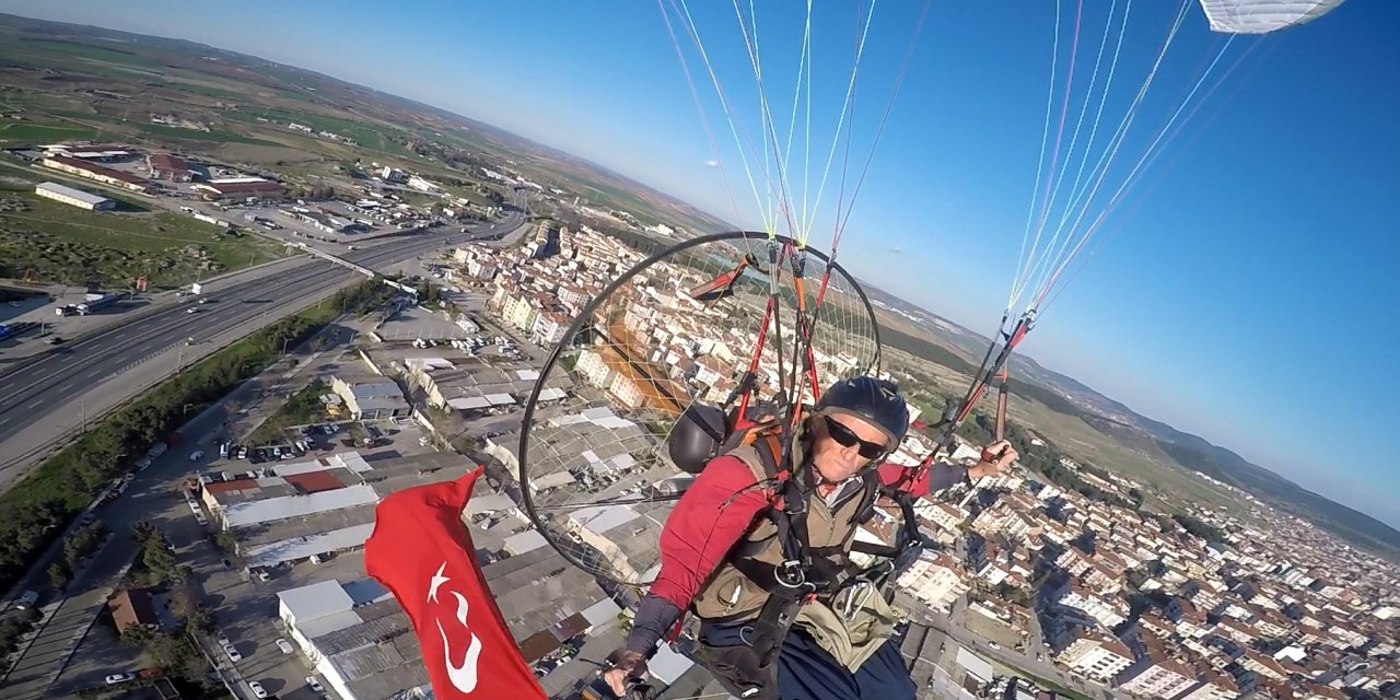 Paramotorla ‘Çanakkale Şehitleri’ Anısına Saygı Uçuşu Yaptı