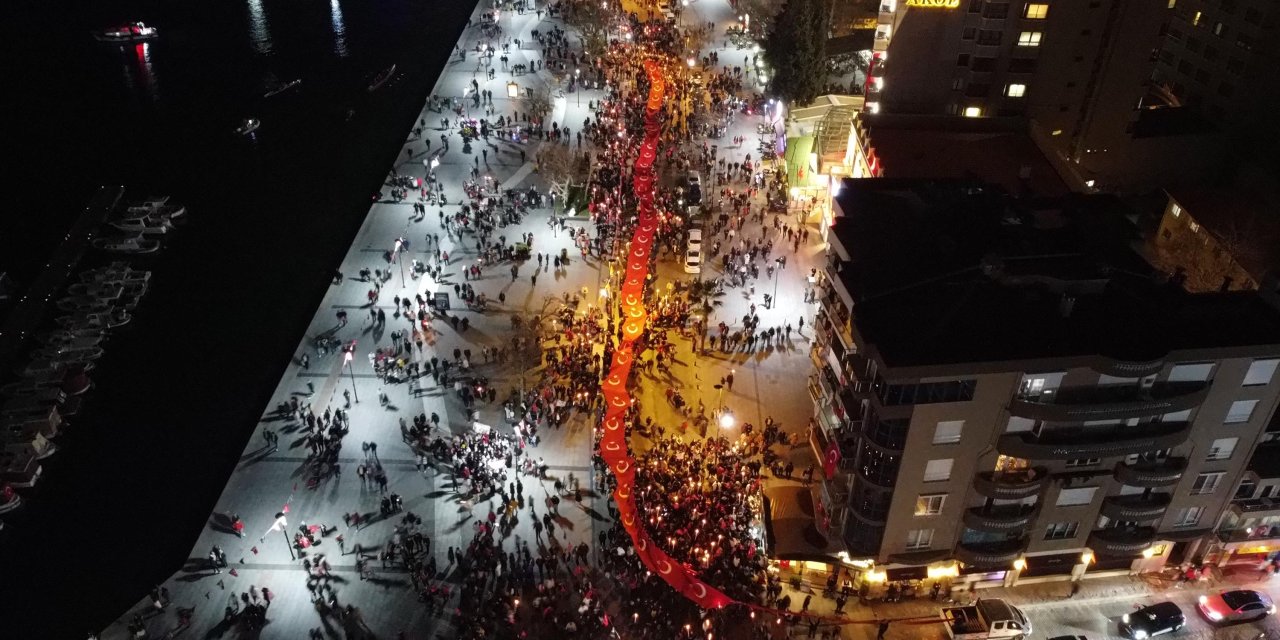 Çanakkale Deniz Zaferi'nin 109'uncu Yıl Dönümü Kutlanıyor; Altın Madalyalı Bayrak Göndere Çekildi (3)