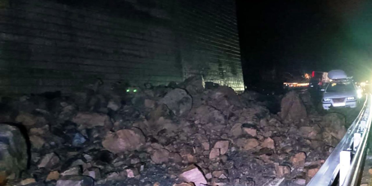 Bitlis-baykan Kara Yolunda Heyelan; Kaya Parçaları Otomobile İsabet Etti