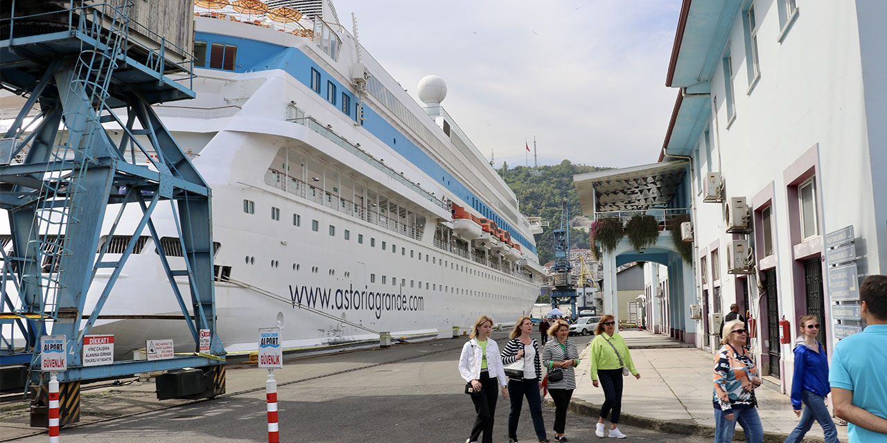 "Astoria Grande" kruvaziyeri 555 yolcusuyla Trabzon Limanı'na geldi