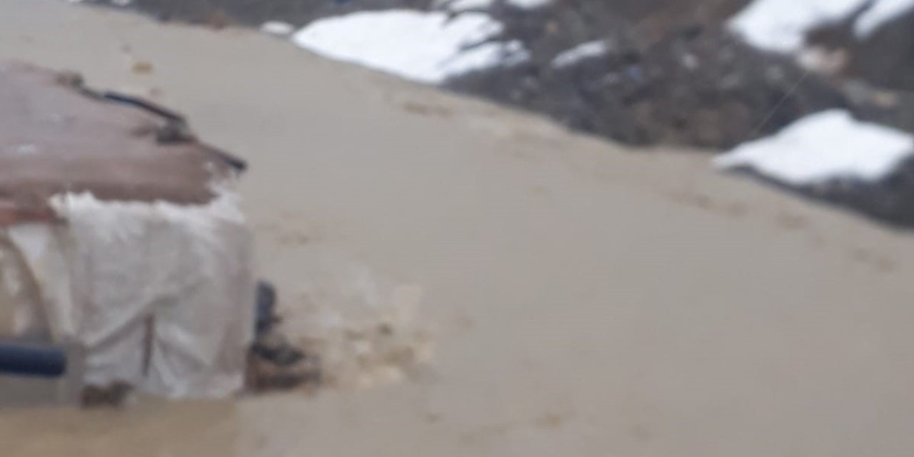 Yüksekova'da Sağanak; Dere Taştı, 5 Ahırı Su Bastı