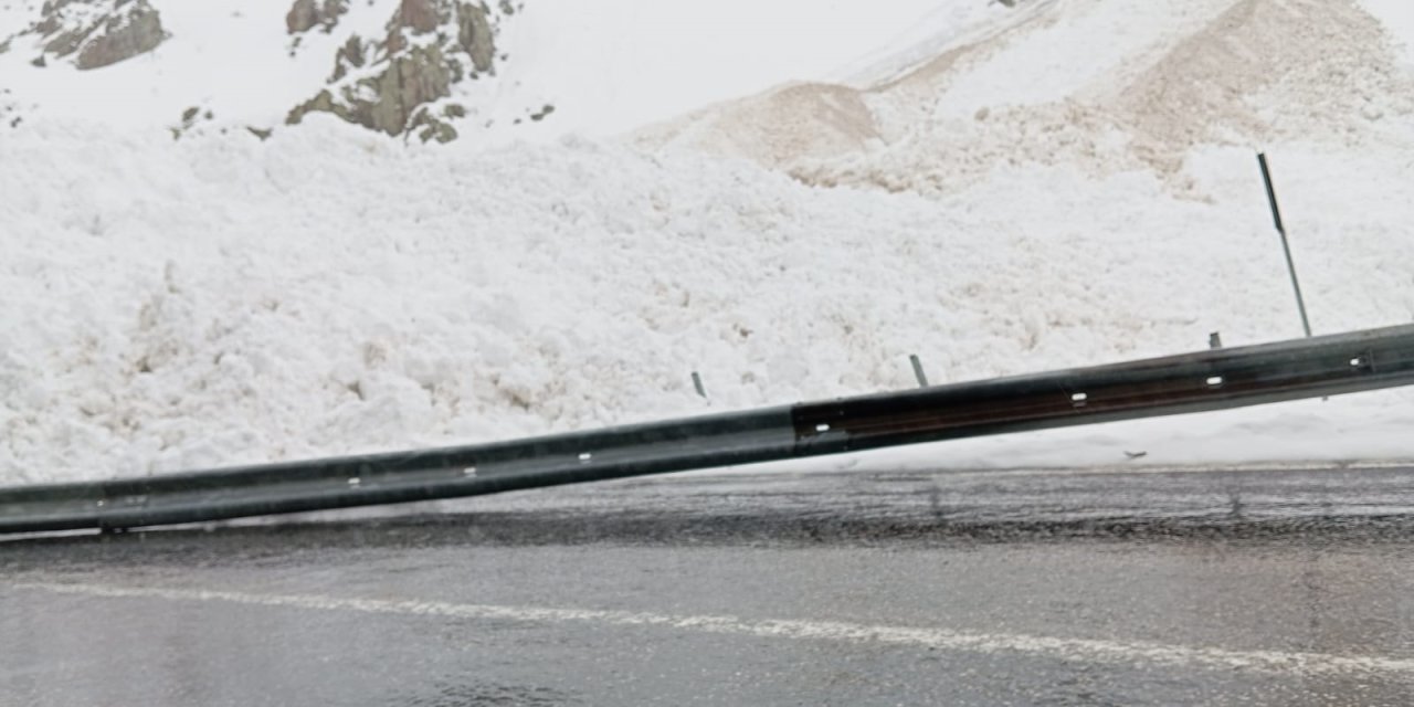 3 Aydır Kapalı Tutulan Van-bahçesaray Kara Yoluna Çığ Düştü