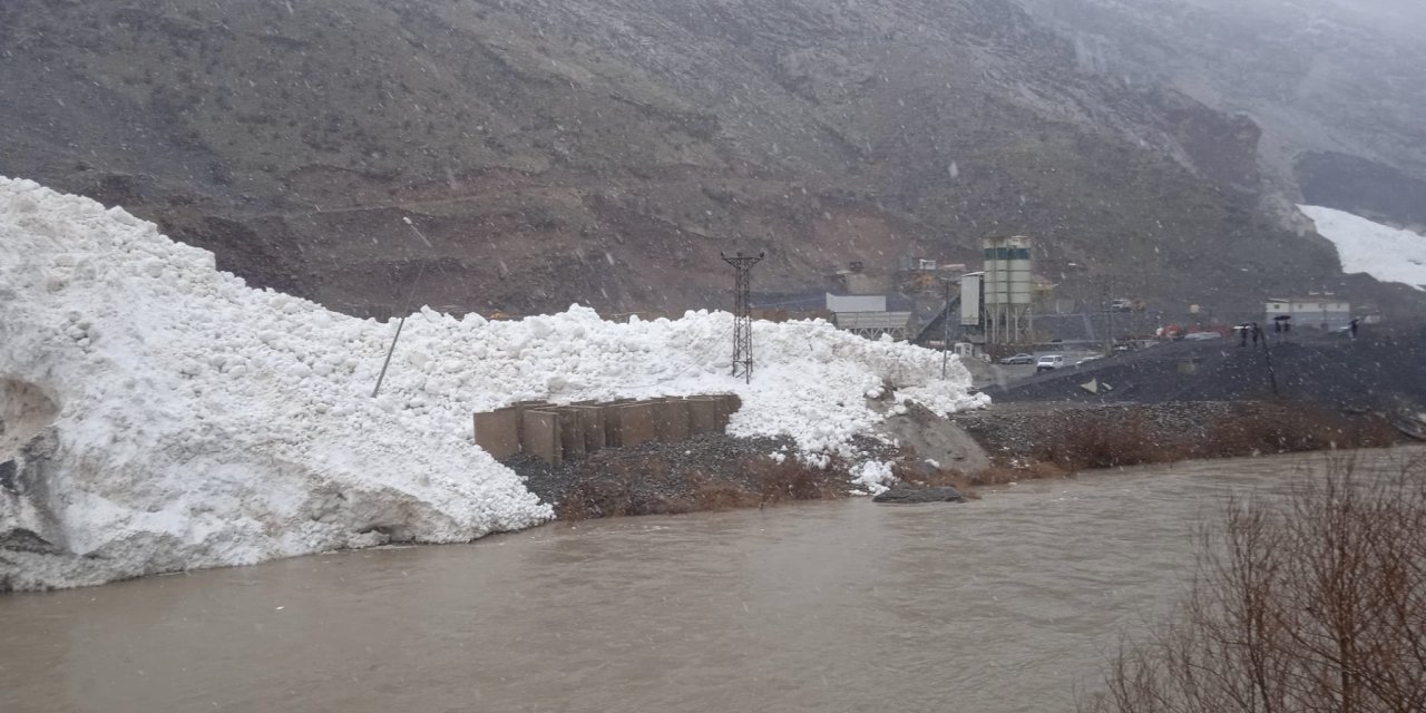 Hakkari- Çukurca Kara Yoluna Çığ Düştü, Onlarca Araç Yolda Kaldı