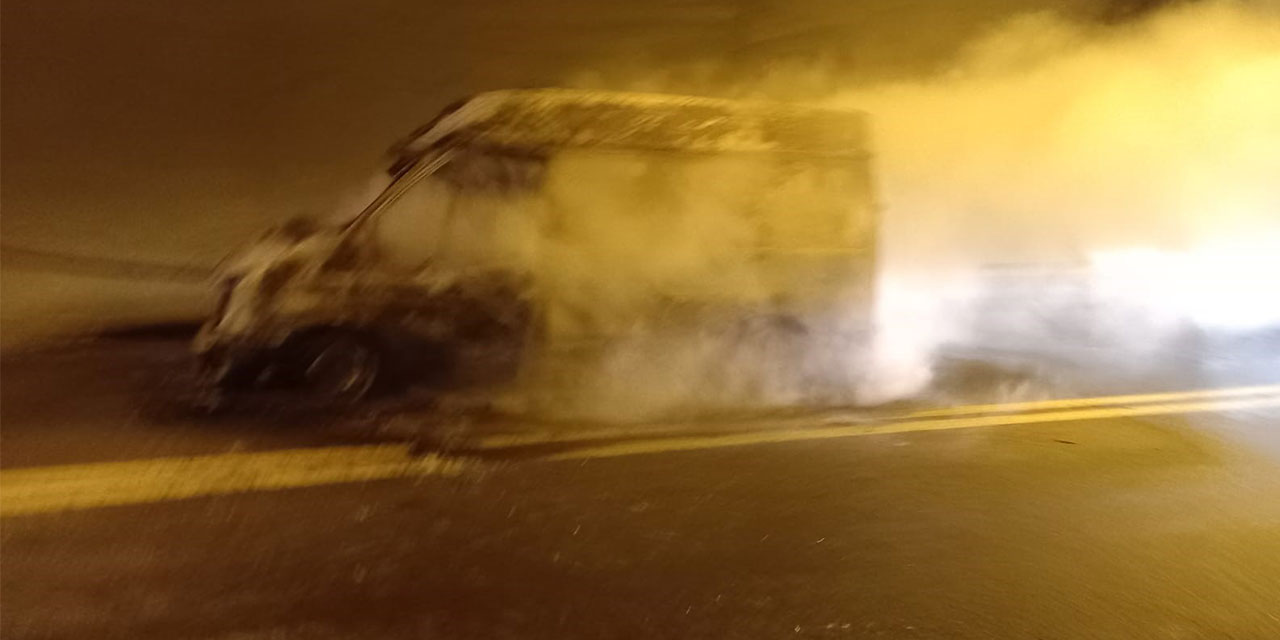 Artvin'de tünel içinde araç yandı