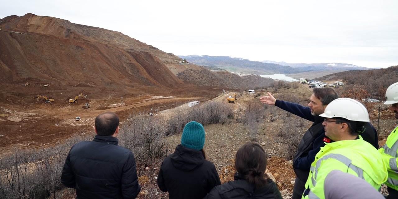 Bakan Bayraktar, İliç'te Toprak Altında Kalan İşçilerin Aileleriyle Çalışmaları İzledi
