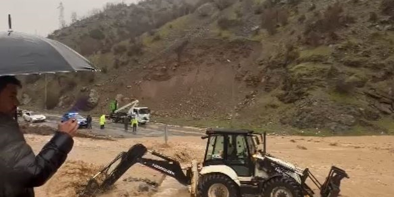 Beytüşşebap'ta Sağanak Nedeniyle Okullar Tatil Edildi (2)