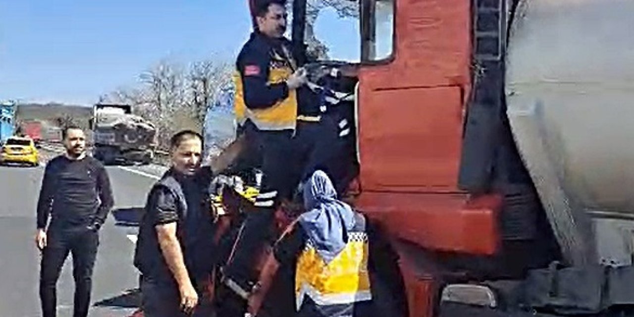 Tır’a Çarpan Tankerin Sürücüsünü Sıkıştığı Yerden İtfaiyeciler Kurtarıldı