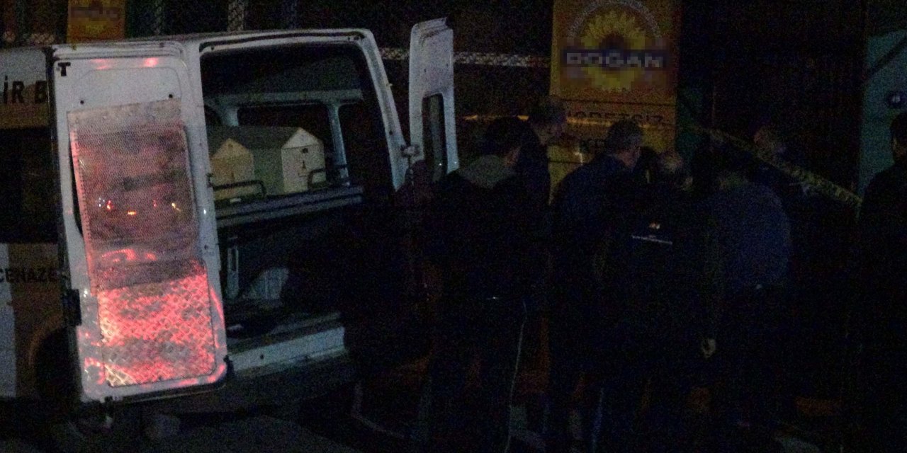Eşini Bıçakla Öldüren Koca, Polis Merkezine Gidip Teslim Oldu