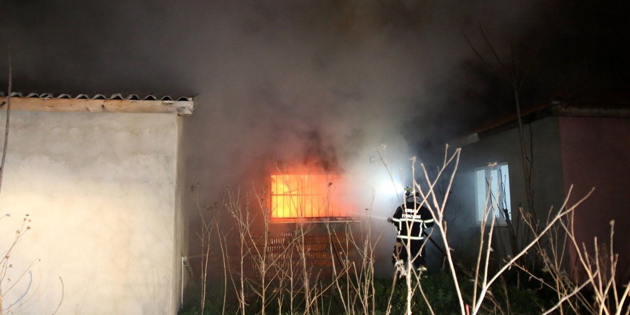 Edirne’de Tek Katlı Ev Alev Alev Yandı