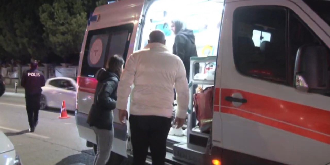 İstanbul- Kadıköy'de Otomobil Park Halindeki Araca Çarptı: 2 Yaralı